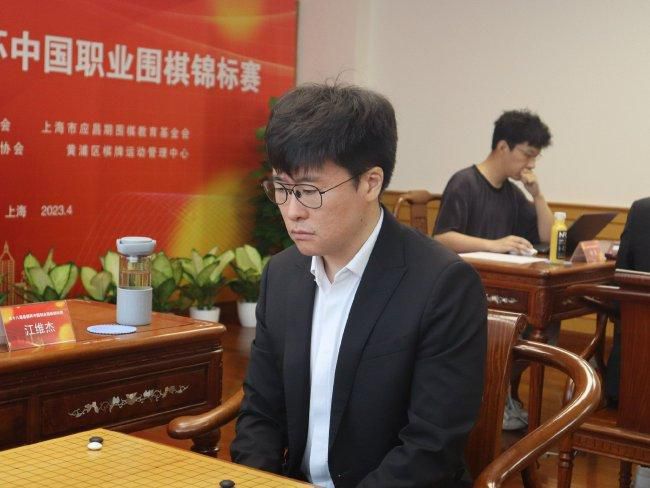 叶辰便立刻让陈泽楷安排了多名万龙殿将士到九玄制药驻扎，这些人唯一的任务就是暗中确保魏亮办公室的安全。